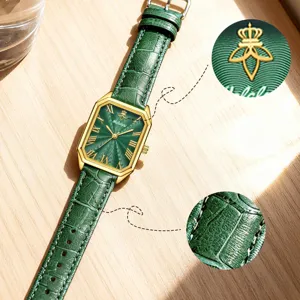 Reloj de mujer cuadrado verde vintage de lujo con caja dorada y correa de cuero vista principal.