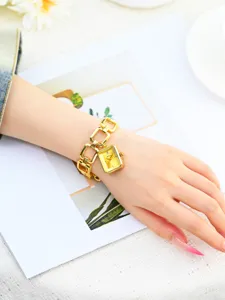 Elegante reloj cuadrado dorado con pulsera de cadena calada, reloj de lujo para mujer chic.