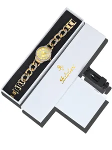 Detalle reloj cuarzo dorado con correa cadena estrás, caja regalo y herramienta.