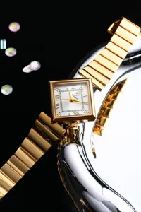 Nahaufnahme der eleganten quadratischen Damenuhr in Gold mit römischen Ziffern auf Zifferblatt.