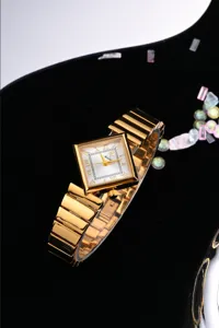 Elegante Damen-Viereckuhr mit minimalistischem Design und schickem Metallarmband für den Alltag.