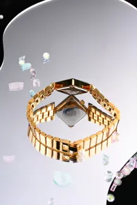 Detailaufnahme einer eleganten goldenen Damen-Armbanduhr mit quadratischem Zifferblatt.
