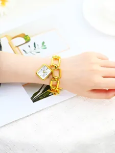 Reloj cuadrado de lujo Yalalusi para mujer con elegante correa de cadena y colgante muy chic.