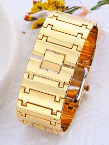 Goldfarbenes Armband Detail, luxurioese geometrische Metallglieder Uhren Nahaufnahme.