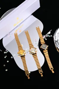 Elegante Damen-Uhr mit quadratischem Zifferblatt und Metallarmband im schicken Stil.
