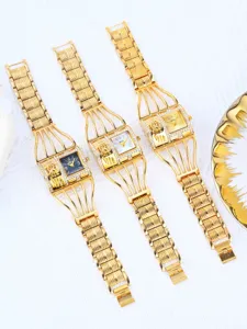 Primer plano de reloj de mujer dorado con correa de jaula única y diamantes de imitación.