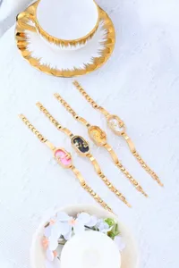 Reloj de mujer elegante con correa de acero, esfera vintage pequeña y brillantes detalles de estrás.