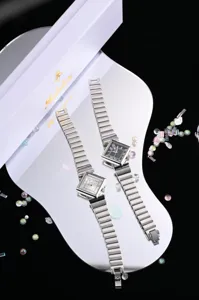 Schicke Damen Quarzuhr mit quadratischem Zifferblatt und glänzendem Metallarmband.