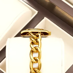 Reloj de cuarzo dorado de lujo para mujer con caja cuadrada y elegante correa de cadena.