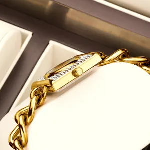 Reloj de mujer dorado con correa de cadena y caja cuadrada de cuarzo con brillantes