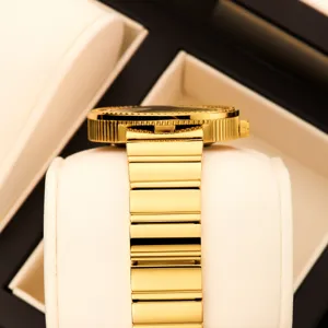 Montre quartz femme en or de luxe avec lunette diamant et bracelet dans une boite.