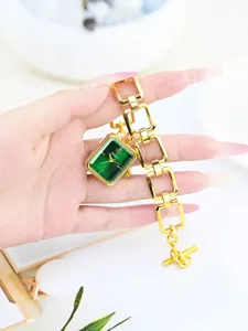 Elegante reloj de mujer cuadrado con esfera verde y correa de cadena dorada de moda chic.