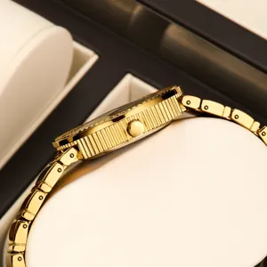 Montre quartz dorée pour femmes avec cadran étincelant, montre de luxe élégante.