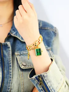 Reloj de pulsera para mujer con cadena dorada gruesa y elegante esfera cuadrada verde.