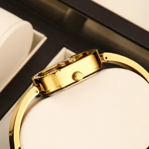 Elegante reloj de mujer dorado con correa de acero fina y esfera pequeña, estilo retro.
