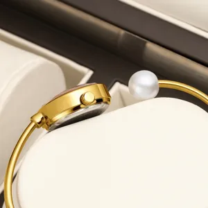 Orologio da polso con perle da donna di lusso, elegante orologio dorato con ciondolo di perla.
