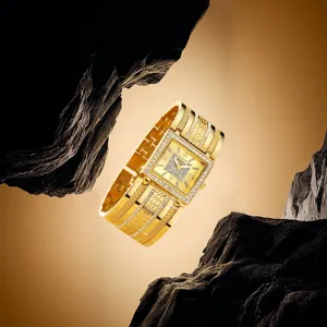 Luxuriöse goldene quadratische Damenuhr mit Strasssteinen und eleganter gravierter Metallarmband.