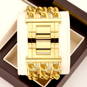 Massives goldenes Ketten-Manschettenarmband mit geometrischem Platten-Design, eleganter Schmuck.