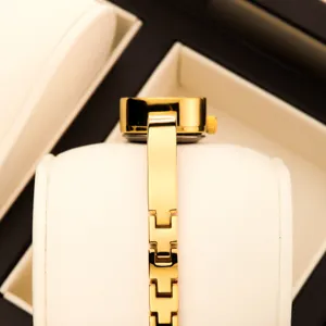 Reloj de pulsera dorado de lujo para mujer con esfera cuadrada y elegante correa de eslabones.