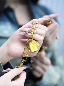Reloj de pulsera cuadrado dorado detalle de cadena con esfera amarilla y eslabones huecos