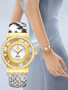 Vista detallada reloj cuarzo mujer con esfera de estrás calada y correa de estampado serpiente.