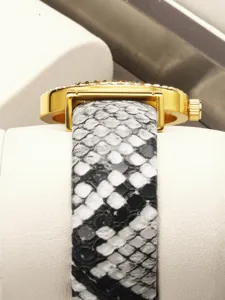 Elegante reloj cuarzo mujer estrás con correa piel serpiente blanco negro detalle lateral