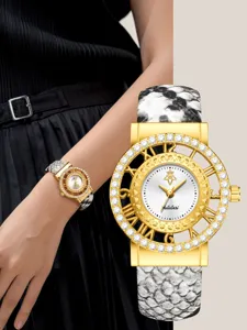Reloj de cuarzo con esfera calada de pedrería y correa con estampado de serpiente.