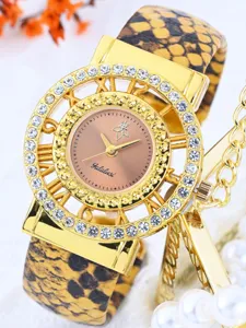 Vista detallada del reloj de cuarzo Yalalusi para mujer con esfera hueca y correa de serpiente.