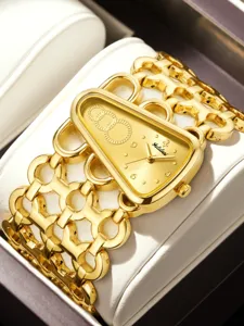 Close-up van luxe gouden quartz horloge met unieke geometrische schakelarmband en wijzerplaat.