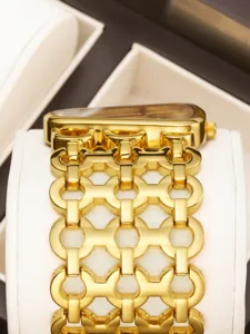 Elegante gouden quartz horloge detail, uniek ontwerp met cirkelvormige schakelarmband in luxe stijl.