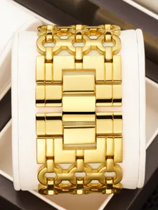 Gouden metalen schakelhorlogeband detailopname, elegant dames quartz horloge accessoire.