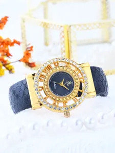 Vista detallada del reloj de cuarzo Yalalusi para mujer con esfera hueca y correa de serpiente.