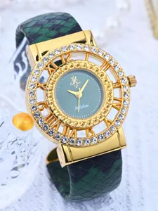 Vista detallada del reloj de cuarzo para mujer con bisel de pedrería dorada y correa verde.