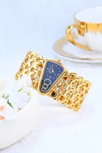 Luxe gouden quartz horloge met unieke driehoekige blauwe wijzerplaat en stijlvolle kettingband.