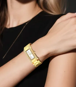 Elegante reloj pulsera cuarzo rectangular dorado estras mujer, accesorio elegante chic.