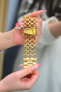 Yalalusi vrouwen luxe gouden quartz horloge unieke driehoekige wijzerplaat armband.