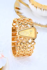 Luxe gouden dameshorloge met unieke trapeziumsnoerwijzerplaat en elegante kettingarmband.