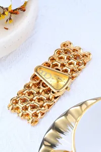 Elegant gouden dames quartz horloge met unieke driehoekige wijzerplaat en kettingband.