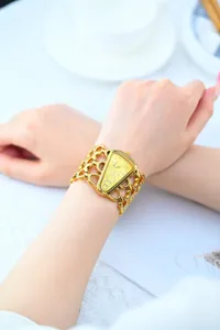 Gouden driehoek wijzerplaat quartz dames horloge, elegante armband sieraden accessoire.