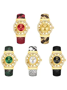 Vista detallada de reloj cuarzo mujer lujo con esfera romana calada y correa de piel serpiente.