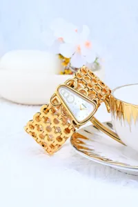 Elegant gouden horloge detail, luxe quartz uurwerk armband voor dames mode stijlen.