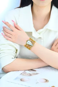 Luxe gouden geometrische quartz horloge voor dames met een stijlvolle driehoek wijzerplaat.