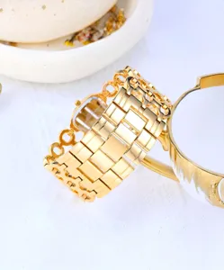 Gouden quartz horloge detail met verfijnde metalen band en delicate kleine wijzerplaat.