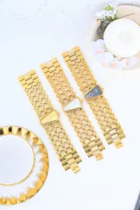 Gedetailleerd uitzicht van het quartz horloge met driehoekige wijzerplaat en gouden band.