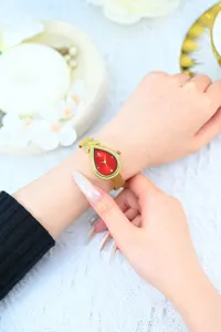 Wassertropfen rotes Zifferblatt Strass Uhr mit Gold Mesh Armband Detailansicht.