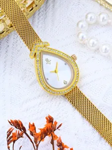 Goldene tropfenförmige Quarzuhr Detail, elegante Strasslünette und Mesh-Armband Design.