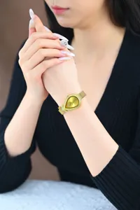 Elegante tropfenförmige goldene Quarzdamenuhr mit Mesh-Armband, luxuriöse Armbanduhr.