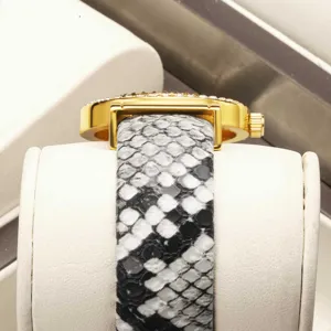 Reloj de cuarzo de lujo para mujer con bisel de estrás dorado y correa con estampado de serpiente.