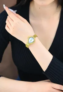Elegante goldene Tropfen-Quarzuhr mit funkelnden Strasssteinen und Mesh-Armband für Damen.