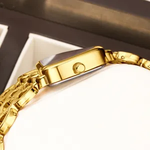 Elegante gouden vierkante dameshorloge met quartz uurwerk en stijlvolle kettingarmband luxe.